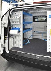 02_Fiorino con estantes abiertos y sujeta maletines equipado por Syncro System